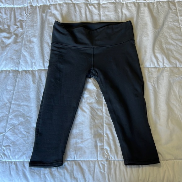 Lululemon Reveal crop size M - Picture 1 of 6